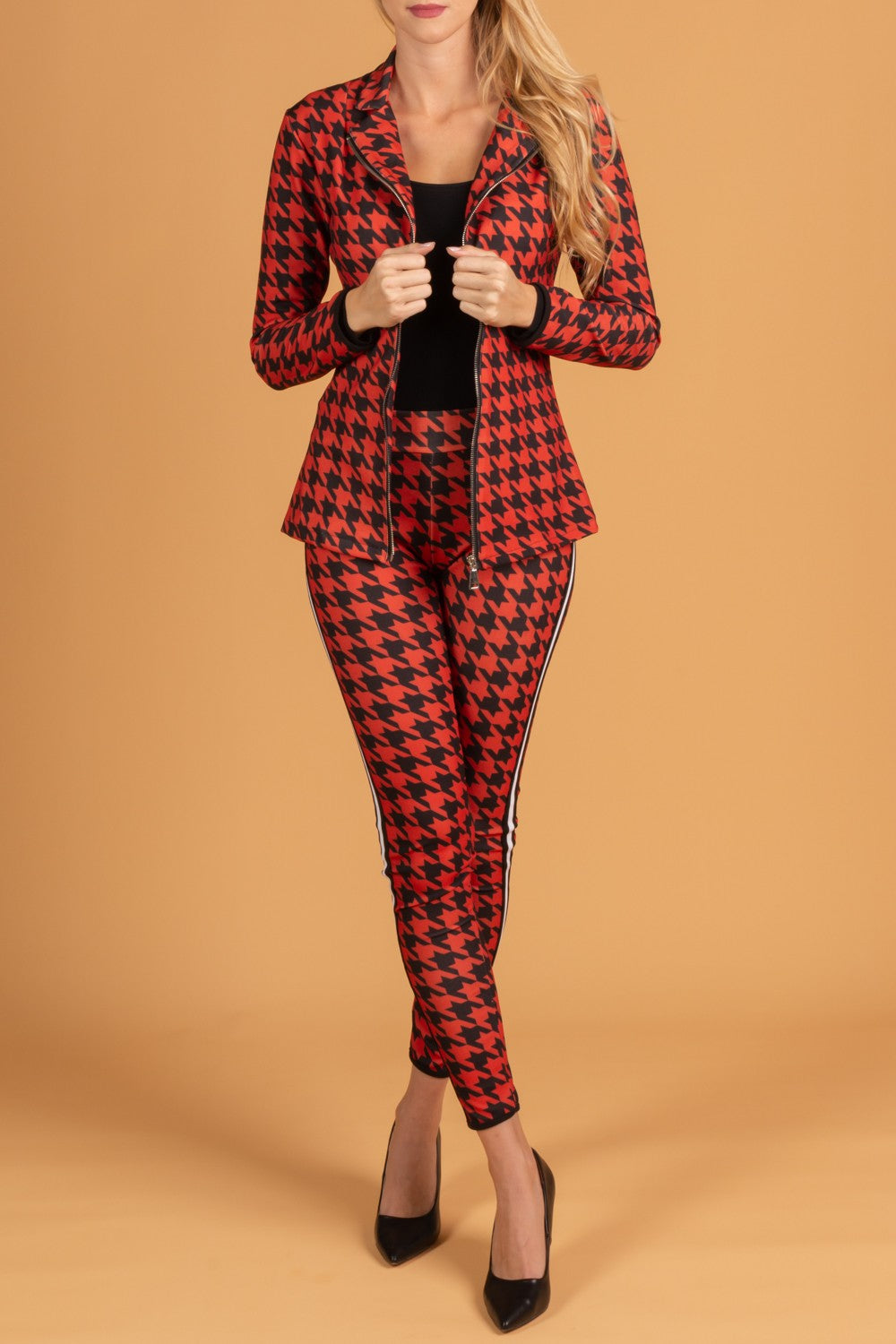 Elegante traje pantalón estampado pepita Miriama, negro y rojo