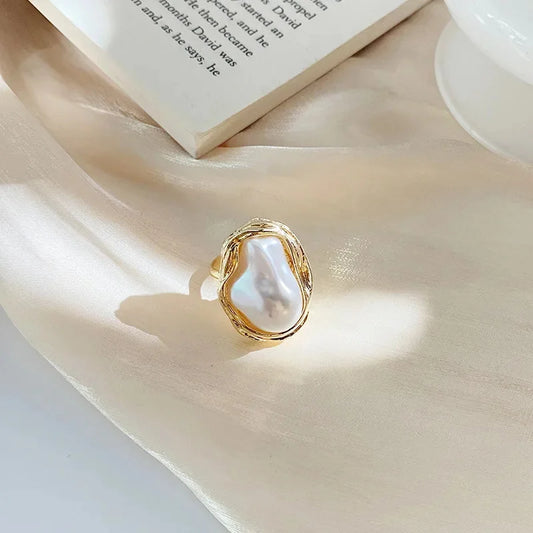 Exquisito anillo de perla irregular, anillo ajustable de metal color oro coreano.