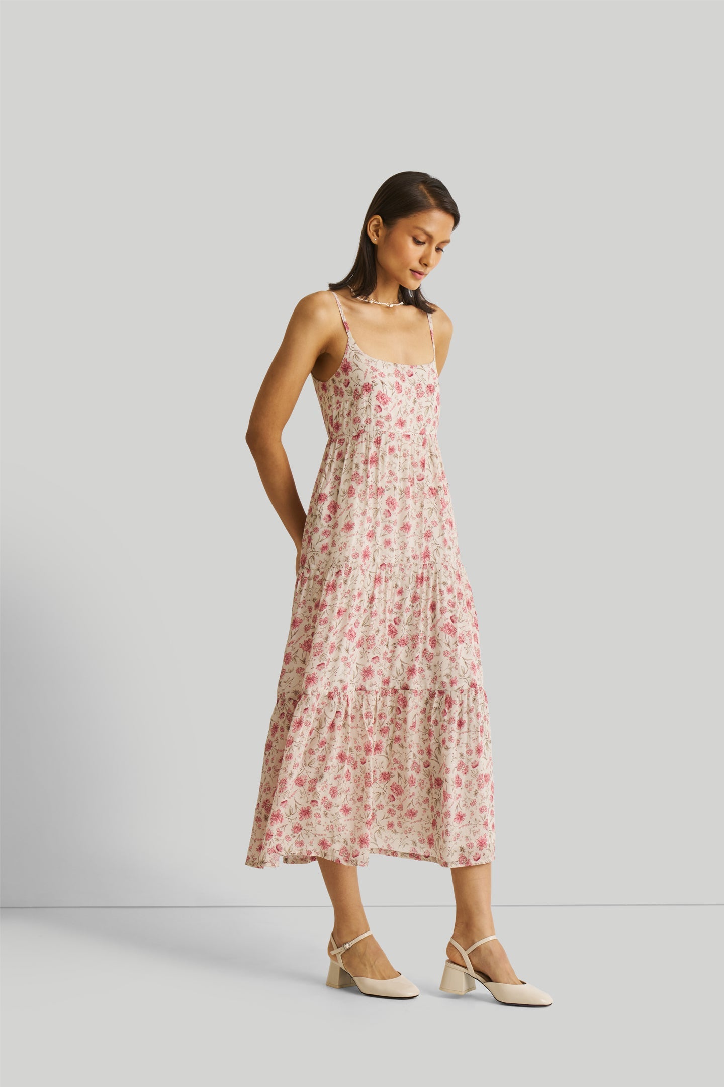 Vestido largo de tirantes con estampado floral rosa