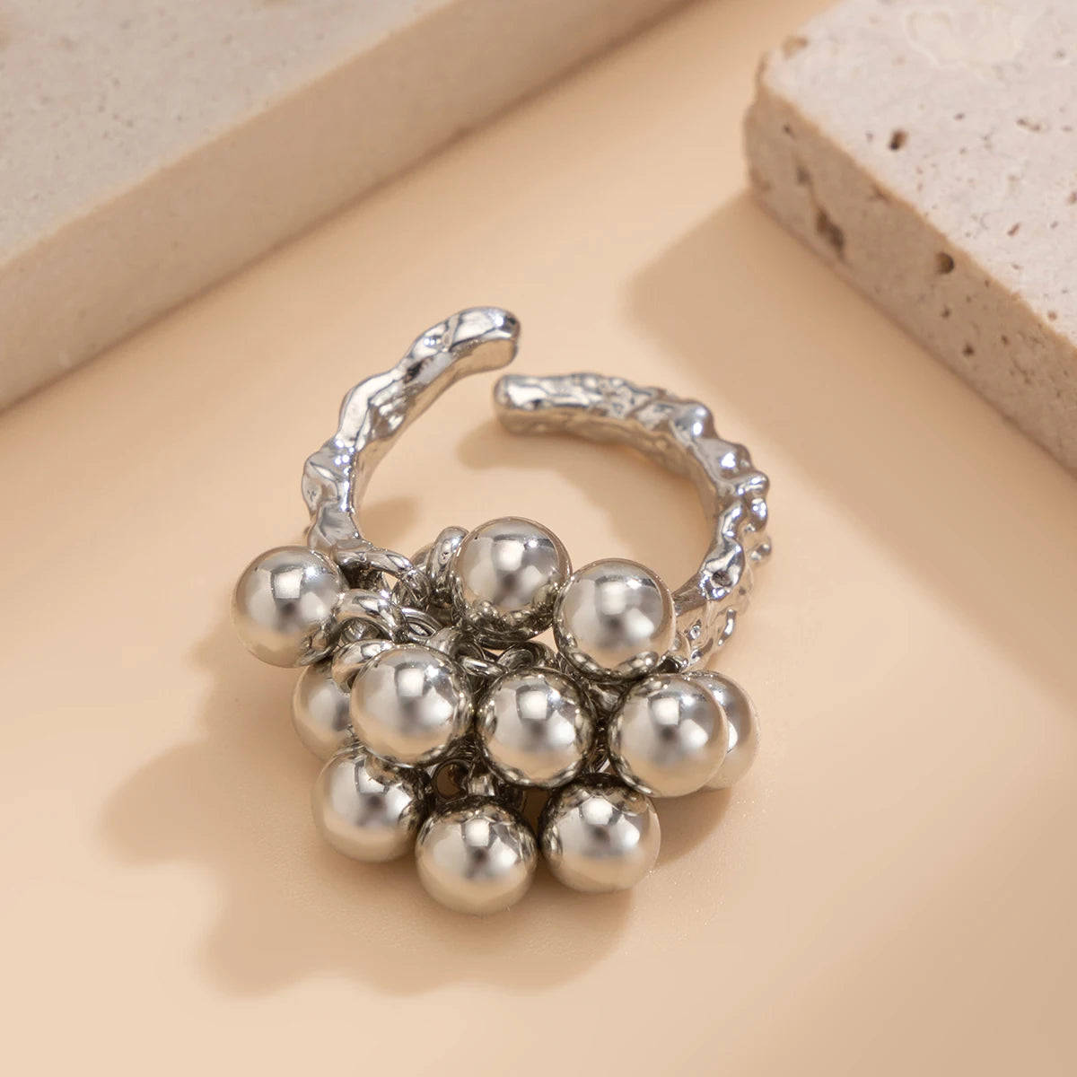 Anillo de bola pequeña CCB con diseño creativo de IngeSight.Z para mujeres y hombres. Tendencia.