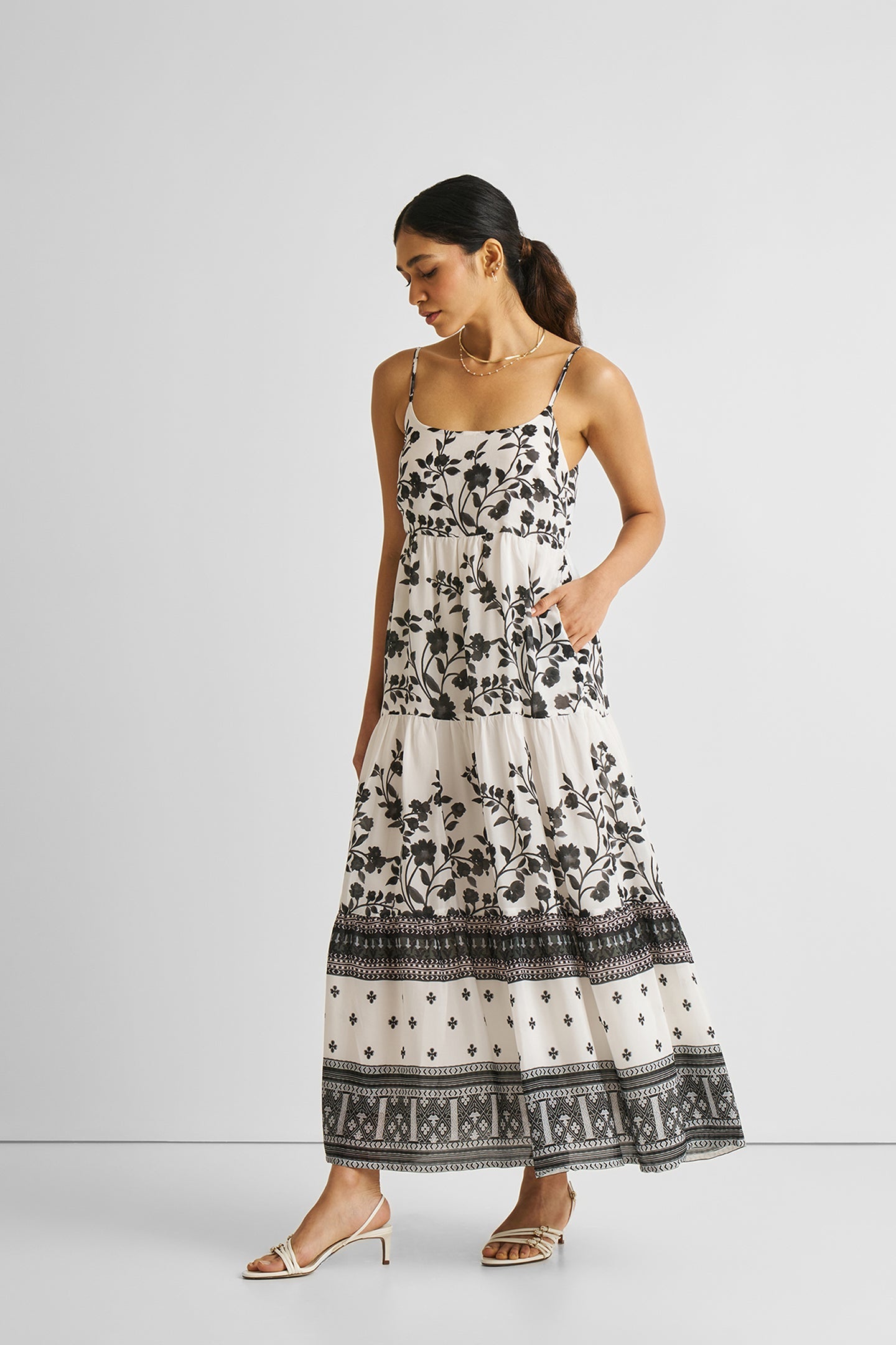Vestido largo de tirantes con capas y estampado floral