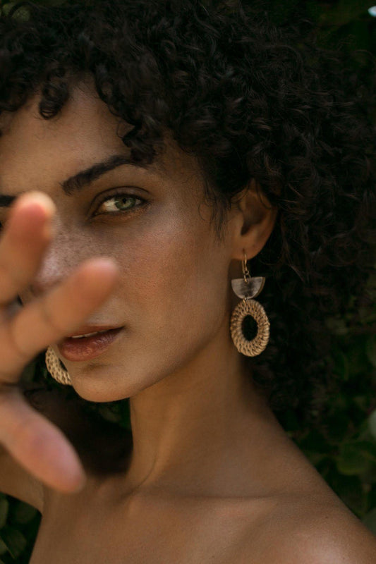 Pendientes Ninh Binh de latón bañado en oro de 16 quilates con forma de cuerno y ratán (paja/mimbre), forma de media luna y donut