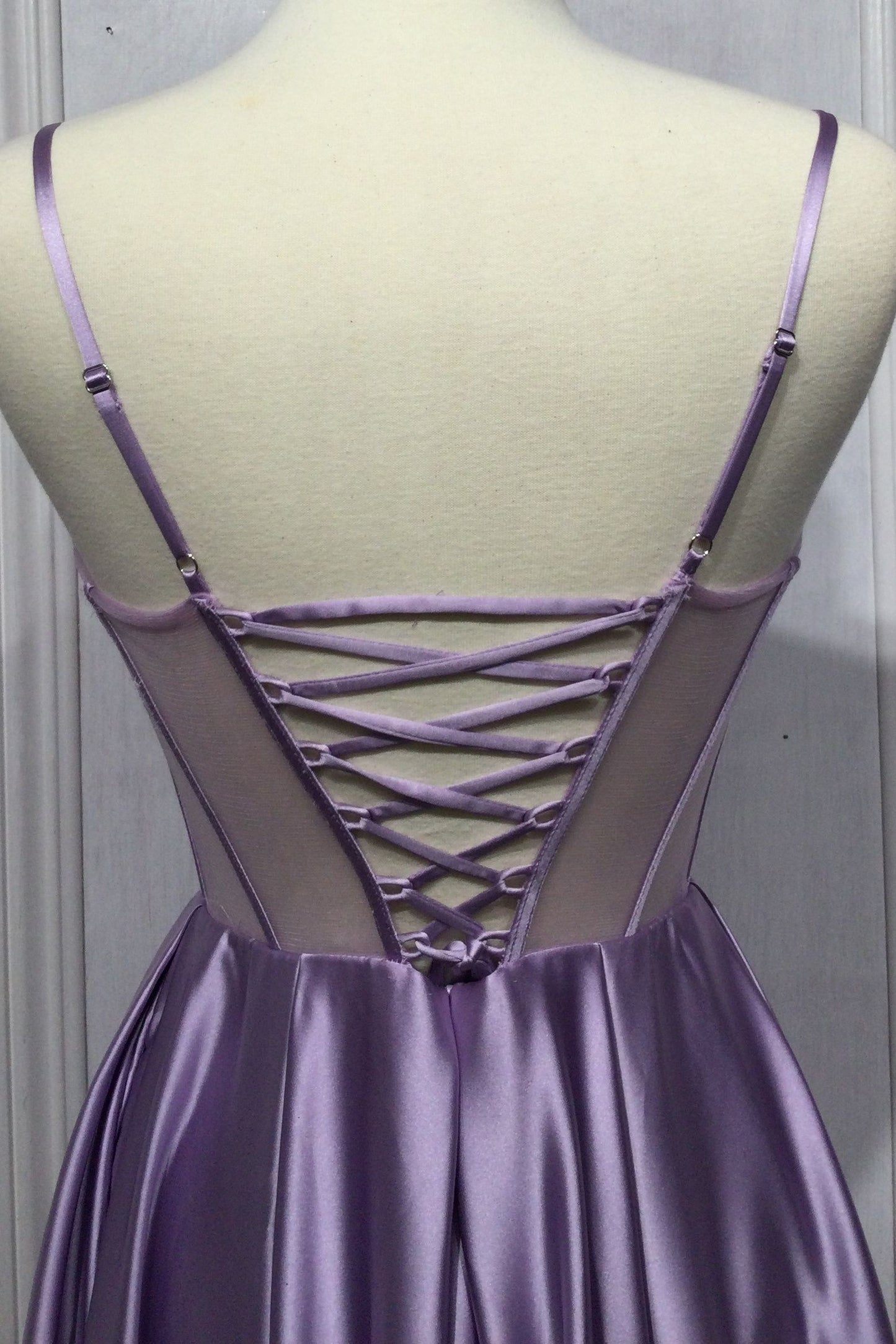 Vestido de satén con corsé y corte en A con adorno en el busto