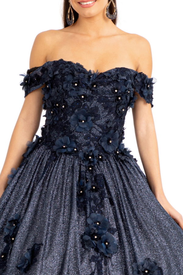 Vestido de quinceañera de malla brillante con apliques florales 3D y adornos de joyas