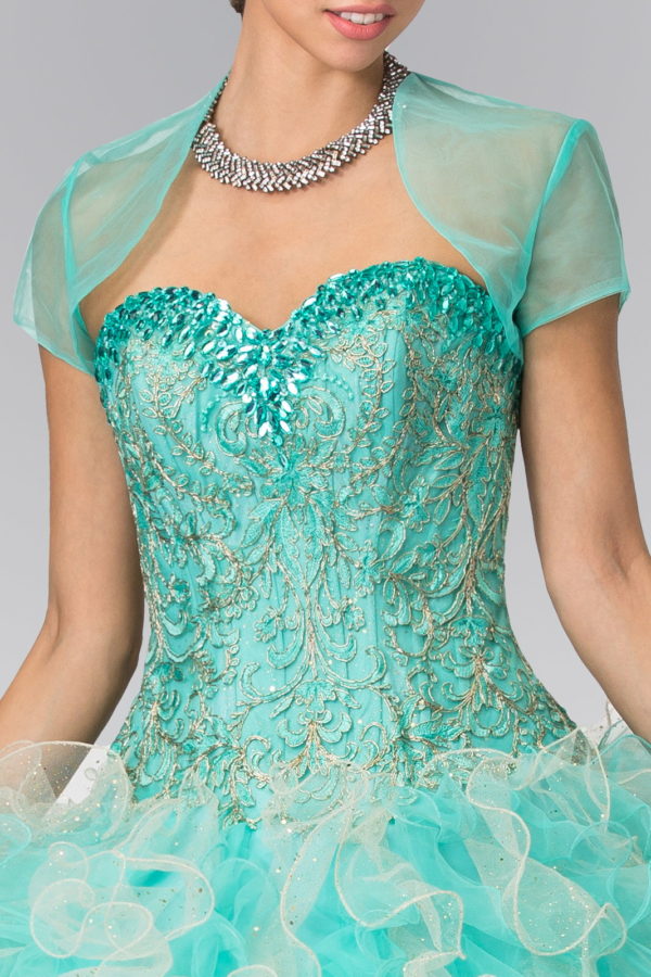 Vestido de quinceañera de tul bordado con cuentas y bolero