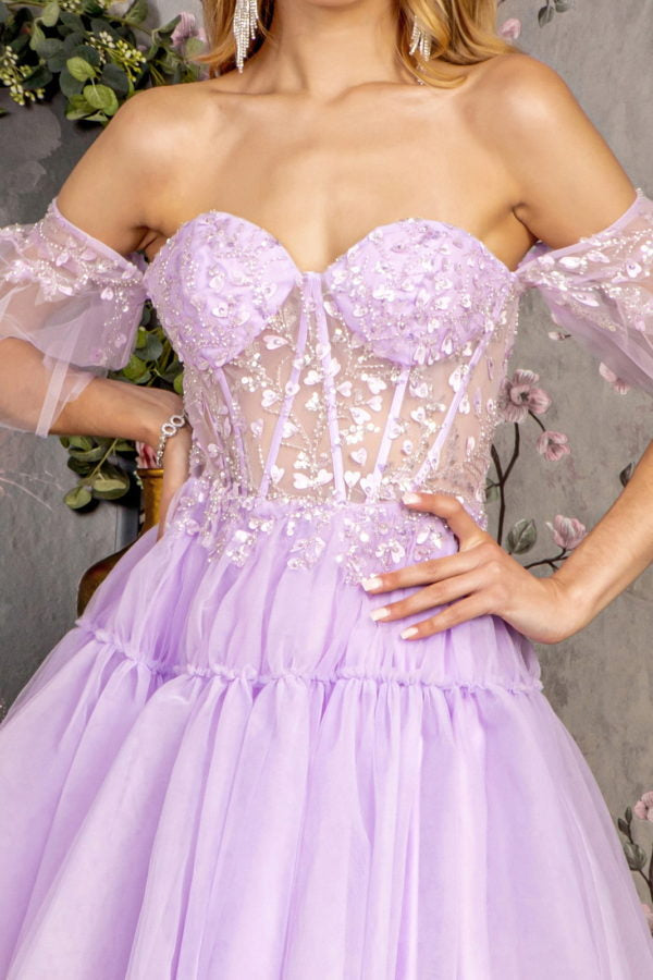 Vestido largo de malla con falda en capas, apliques de corazón en 3D y cuentas