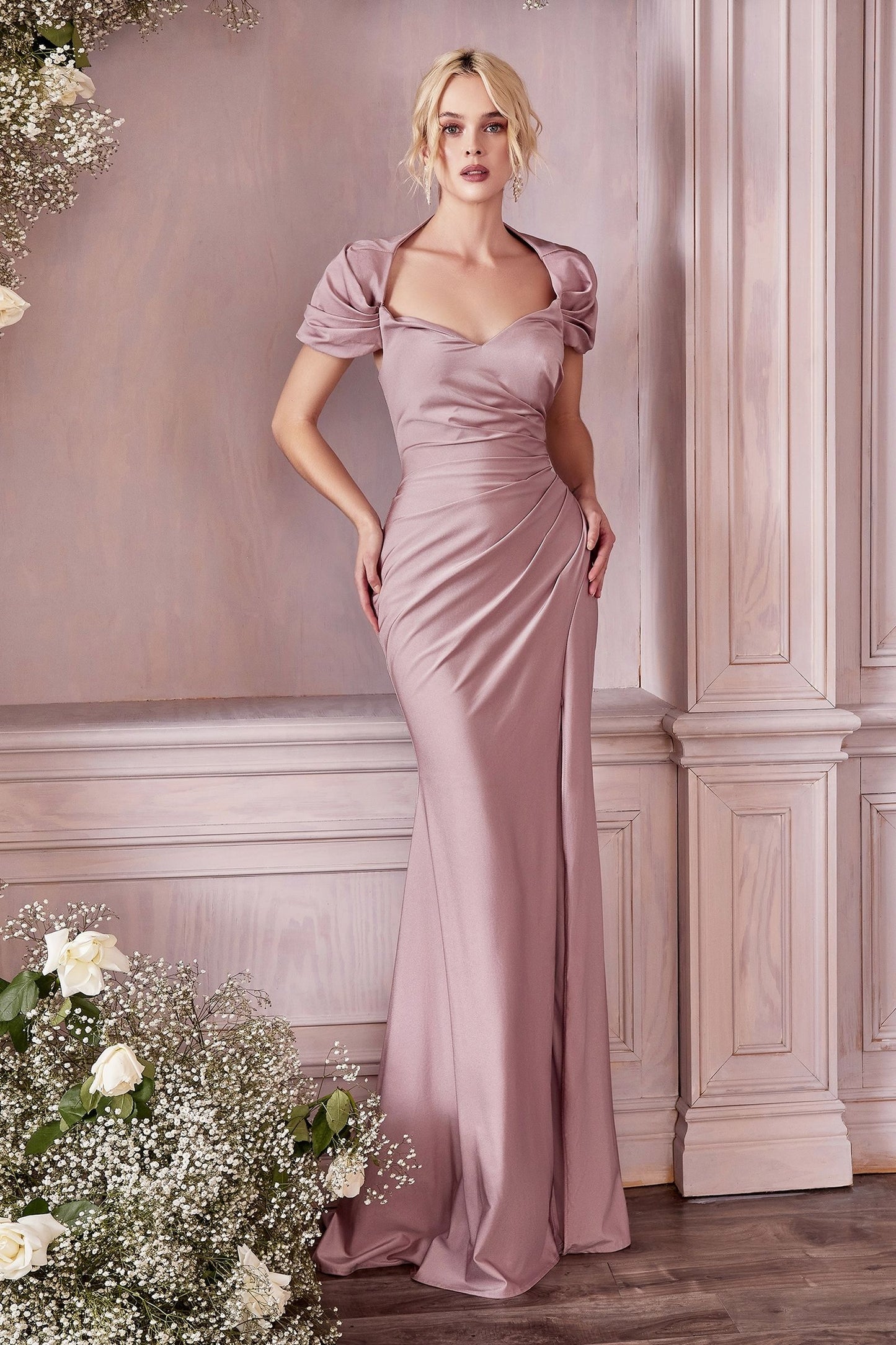 Vestido ajustado con mangas cortas y chal