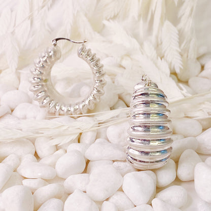 Pendientes de aro con pliegues llamativos