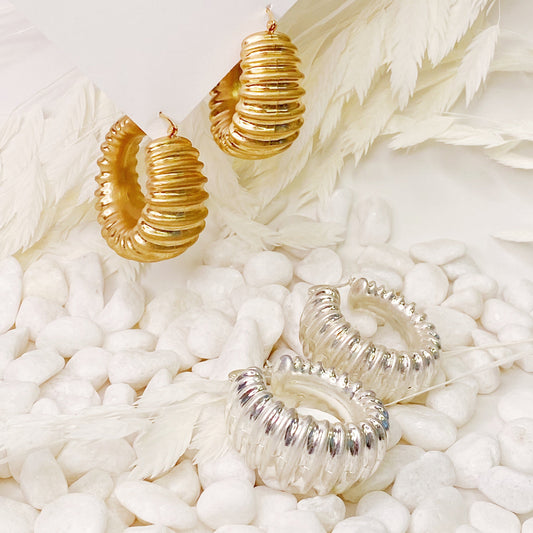 Pendientes de aro con pliegues llamativos