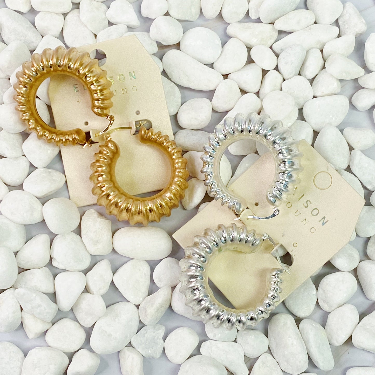 Pendientes de aro con pliegues llamativos