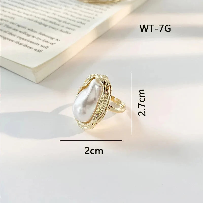 Exquisito anillo de perla irregular, anillo ajustable de metal color oro coreano. 
