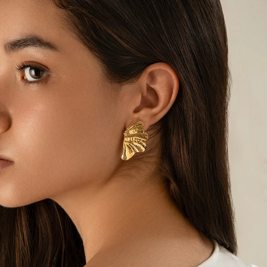 Pendientes minimalistas de hoja de arce diminuta de Ingemark, tendencia 2024 para mujer