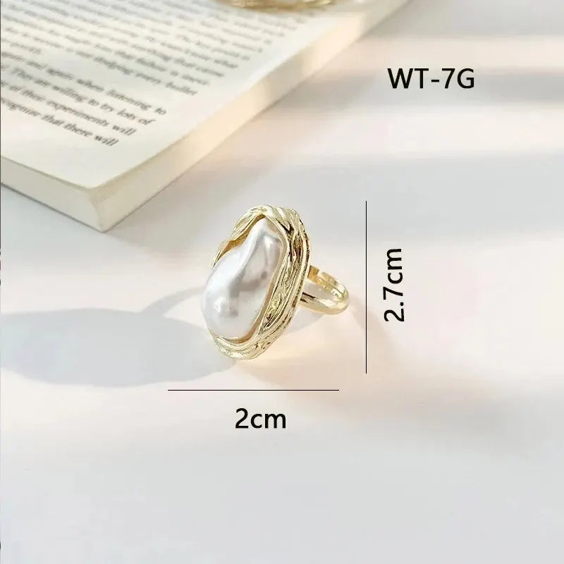 Exquisito anillo de perla irregular, anillo ajustable de metal color oro coreano. 