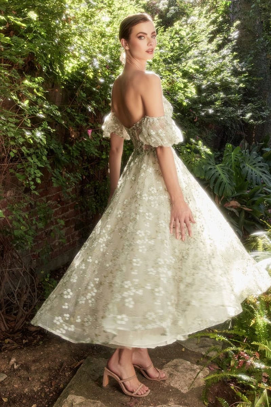 Vestido largo hasta la rodilla con bordado de aliento de bebé 