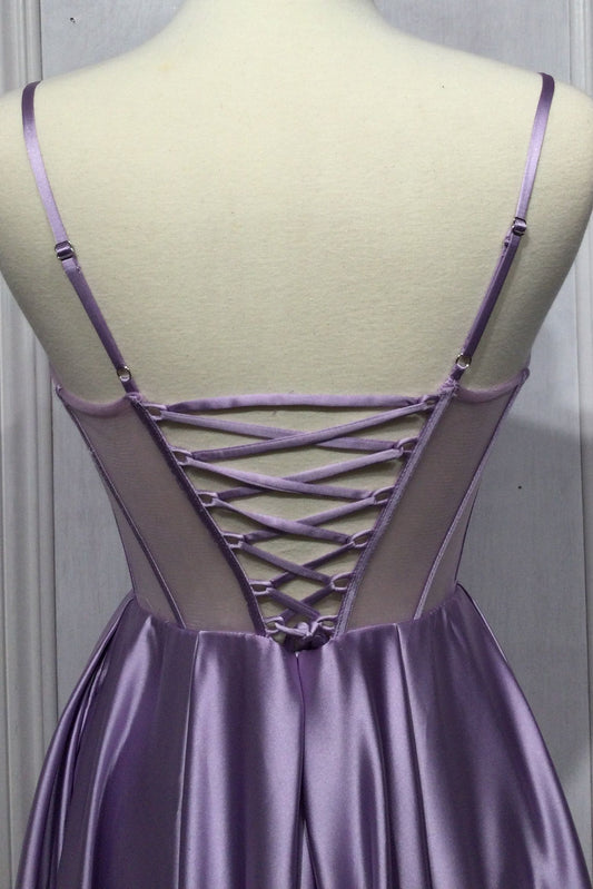 Vestido de satén con corsé y corte en A con adorno en el busto