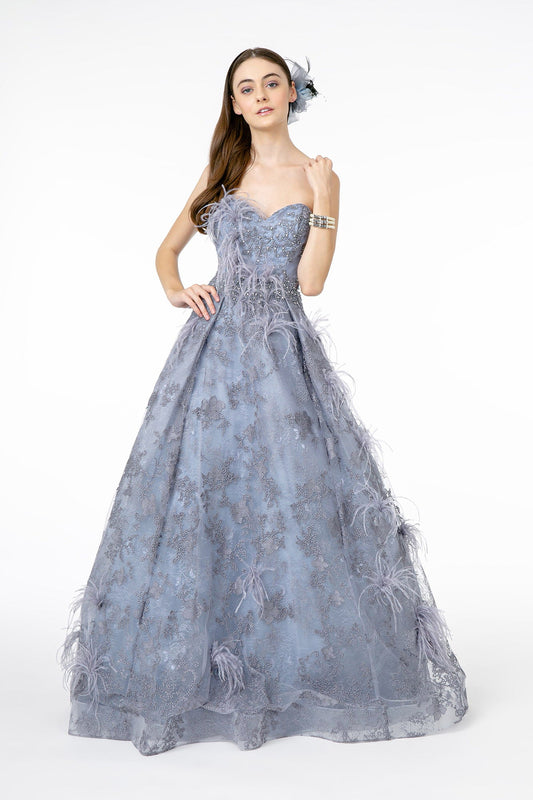 Vestido largo de malla/encaje con escote en forma de corazón bordado y adornado con plumas 