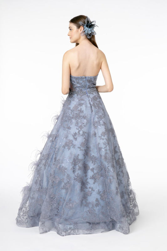 Vestido largo de malla/encaje con escote en forma de corazón bordado y adornado con plumas 