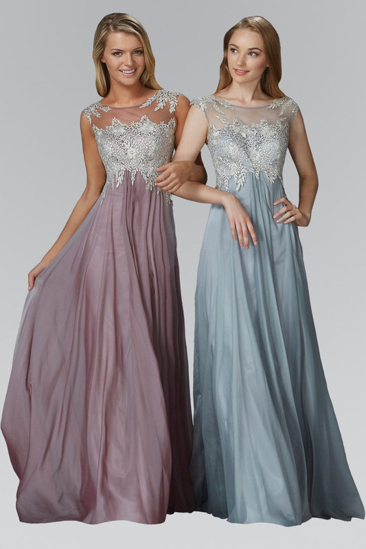 Vestido largo de gasa con corpiño adornado con encaje y escote transparente 