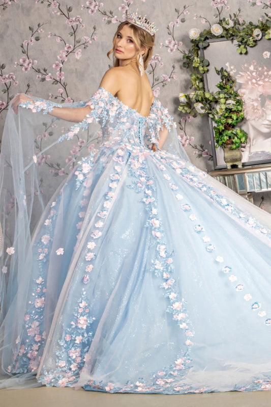 Vestido de fiesta con corpiño de malla transparente y flores 3D con drapeados largos de malla lateral