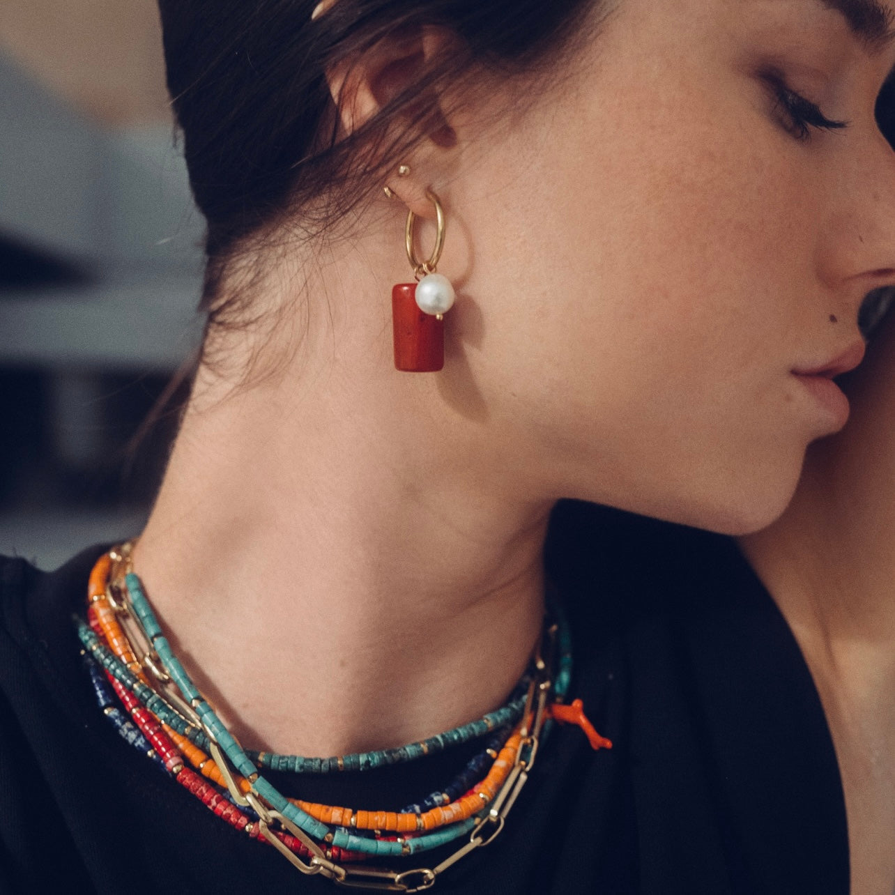 Pendientes de aro con gemas y perlas mixtas